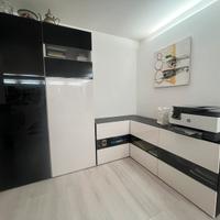Combinazione di mobili in legno laccato lucido