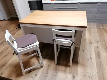 Isola cucina con  2 sgabelli 