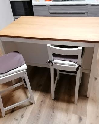 Isola cucina con  2 sgabelli 