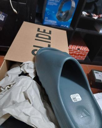 Yeezy Slides Adidas- Colorazione Slate Grey/Marine