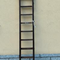 Antica grande scala in legno allungabile