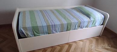 Letto singolo con materasso e cassettoni