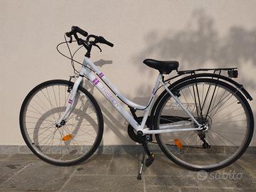 Bicicletta donna città  con cestino e luci