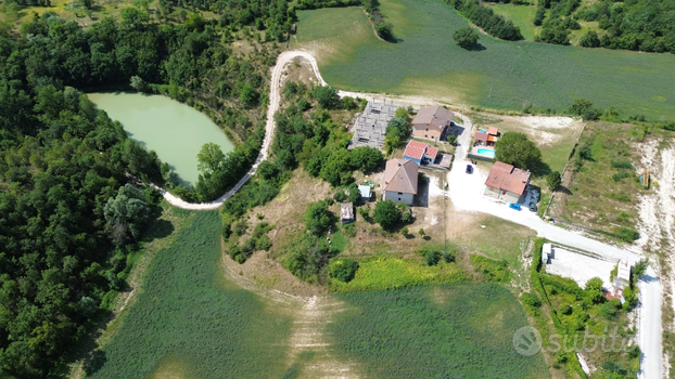 Lago e terreno agricolo