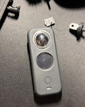 insta 360 x2 con accessori