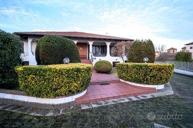 Villa di 400 m² con più di 5 locali e box auto a T