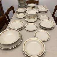 Servizio di piatti per 12 persone in porcellana