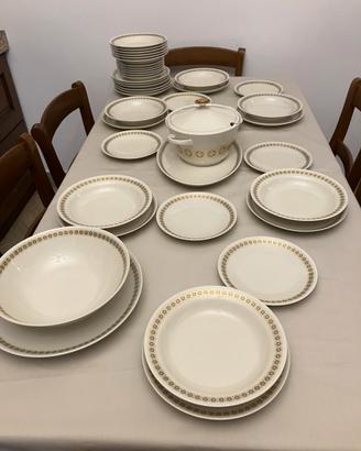 Servizio di piatti per 12 persone in porcellana
