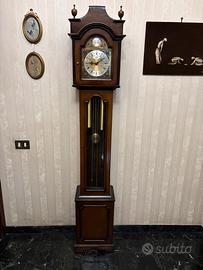 Orologio a pendolo a colonna