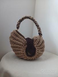 Borsa conchiglia fatta all'uncinetto 