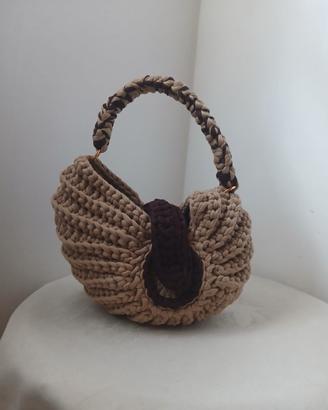 Borsa conchiglia fatta all'uncinetto 