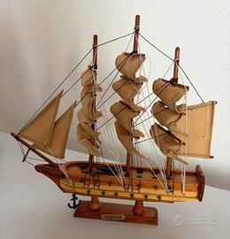 Modellino nave artigianale della USS Costitution