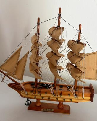 Modellino nave artigianale della USS Costitution