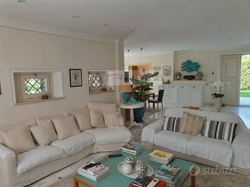 Villa di 400 m² con più di 5 locali e box auto a F