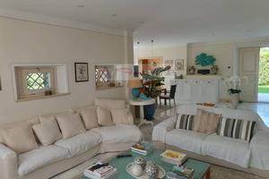 Villa di 400 m² con più di 5 locali e box auto a F