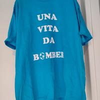 T-shirt con scritta UNA VITA DA BOMBER