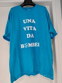 T-shirt con scritta UNA VITA DA BOMBER