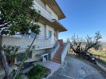 VILLA A SCHIERA D'ANGOLO A CELLINO ATTANASIO