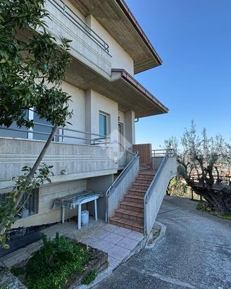 VILLA A SCHIERA D'ANGOLO A CELLINO ATTANASIO