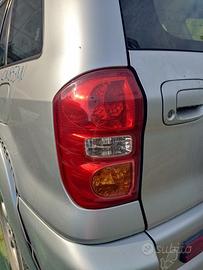 Fanale posteriore sinistro TOYOTA RAV 4 del 2004