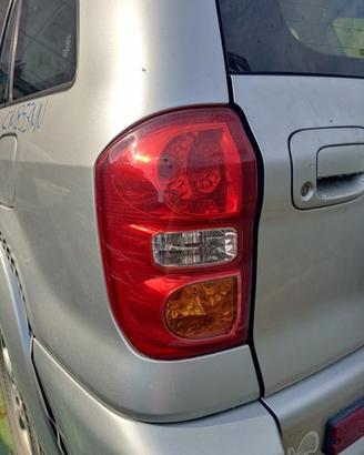 Fanale posteriore sinistro TOYOTA RAV 4 del 2004