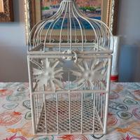 Gabbia bianca in materiale metallico per volatili