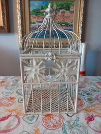 Gabbia bianca in materiale metallico per volatili