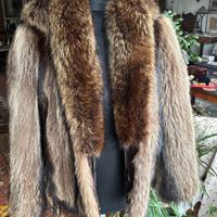 Giacca corta con cappuccio in marmotta canadese