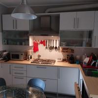 Cucina con elettrodomestici