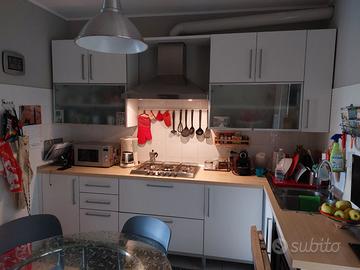 Cucina con elettrodomestici