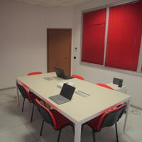 Tavolo riunioni con sedie
