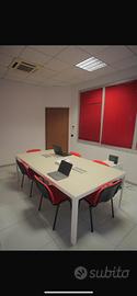 Tavolo riunioni con sedie