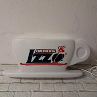 Insegna Luminosa Caffè Izzo a forma di tazzina.
