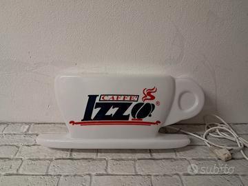 Insegna Luminosa Caffè Izzo a forma di tazzina.
