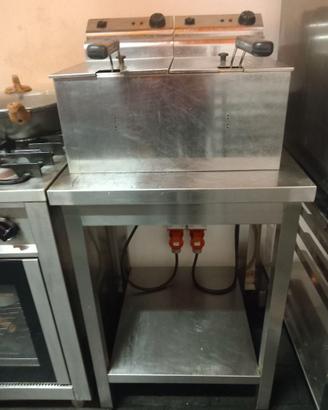 Friggitrice e tavolo inox