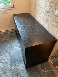 Credenza artigianale in legno scuro con venature
