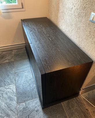 Credenza artigianale in legno scuro con venature