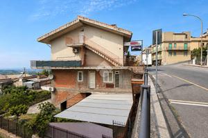 4 LOCALI A SANTA LUCIA DEL MELA