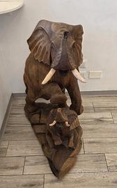 stupenda statua in legno con elefanti