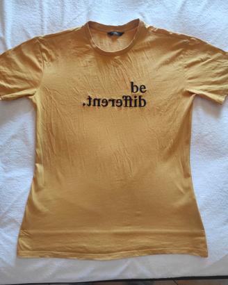 T-shirt gialla in cotone "Be different" taglia S