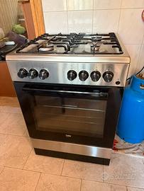 Cucina a gas con forno elettrico
