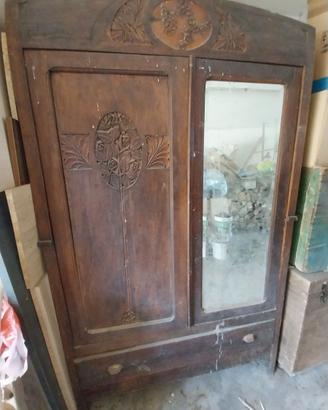 Armadio in legno da restaurare