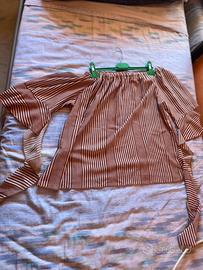 Maglia a spalle scoperte a righe.