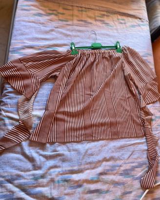 Maglia a spalle scoperte a righe.