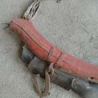 antico giogo per cavallo in legno da restaurare