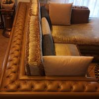 divano angolare tenuto bene stile classico