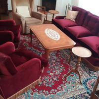 Divano classico con due poltrone e tavolino