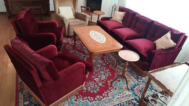 Divano classico con due poltrone e tavolino