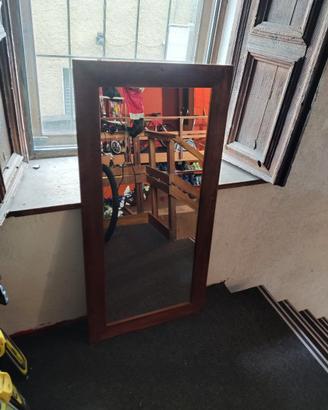 Specchio con cornice in legno