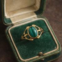 Antico anello placcato oro con malachite